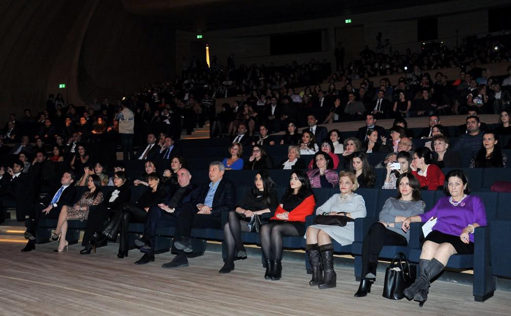 Heydər Əliyev Mərkəzində Stiven Siqalın konserti olub