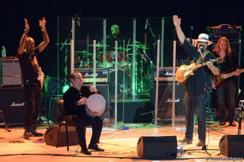 Heydər Əliyev Mərkəzində Stiven Siqalın konserti olub