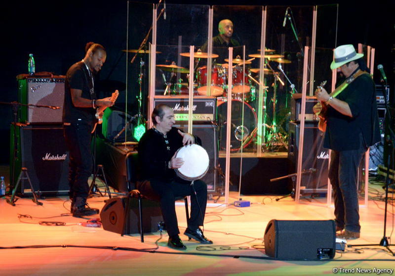 Heydər Əliyev Mərkəzində Stiven Siqalın konserti olub