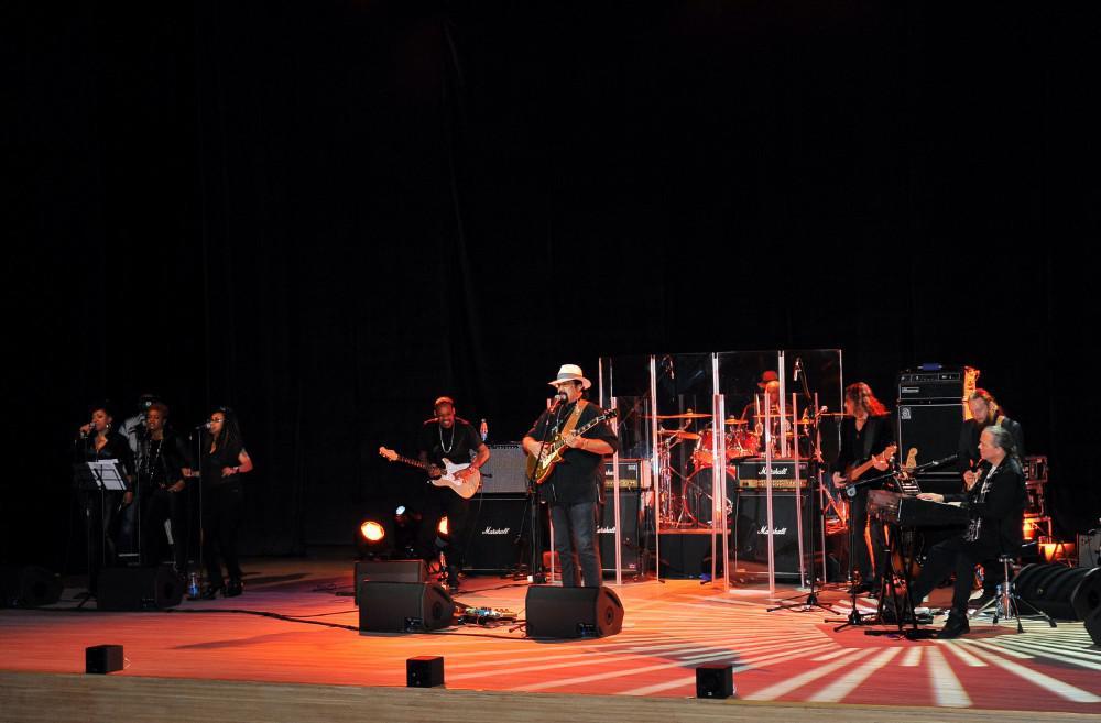 Heydər Əliyev Mərkəzində Stiven Siqalın konserti olub