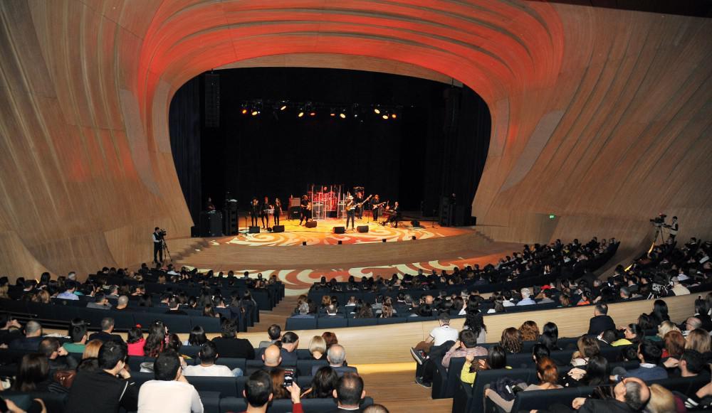 Heydər Əliyev Mərkəzində Stiven Siqalın konserti olub