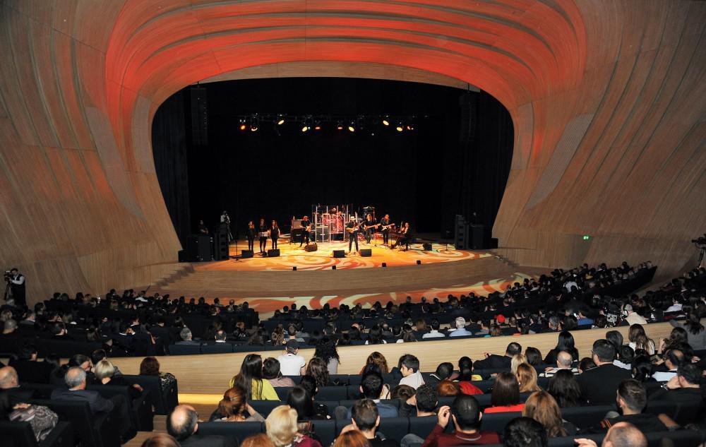 Heydər Əliyev Mərkəzində Stiven Siqalın konserti olub