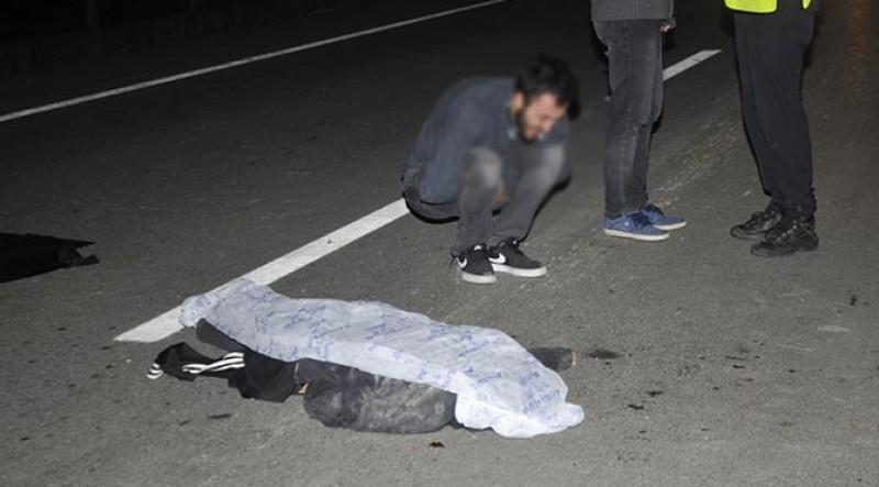 Asfalta uzanıb selfi çəkənlərin üstündən maşın keçdi