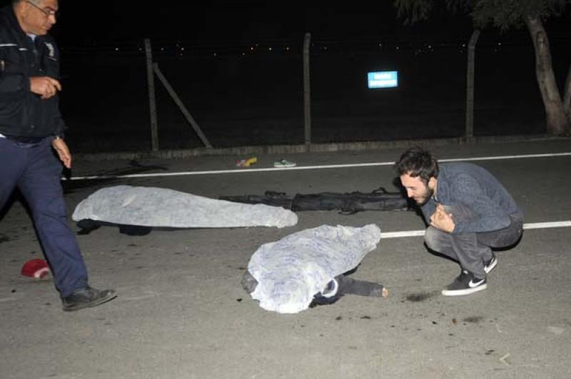 Asfalta uzanıb selfi çəkənlərin üstündən maşın keçdi