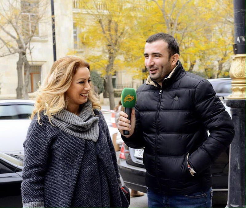 Ofisiant işləyən Roza Zərgərli