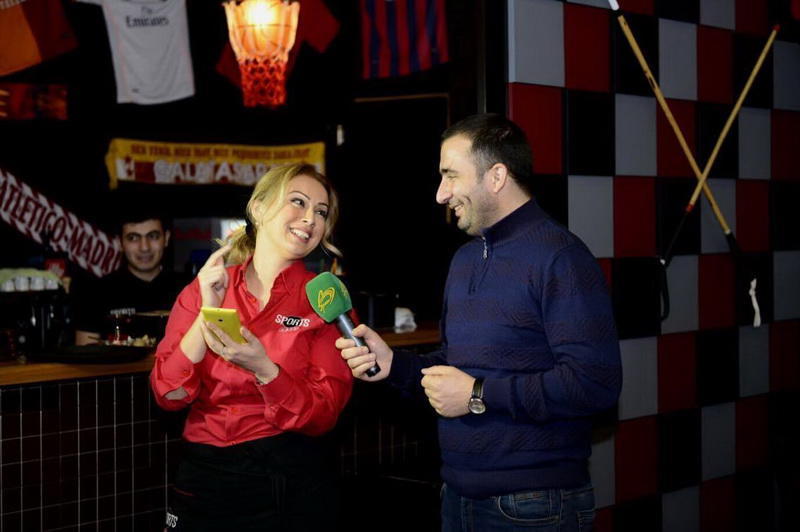 Ofisiant işləyən Roza Zərgərli