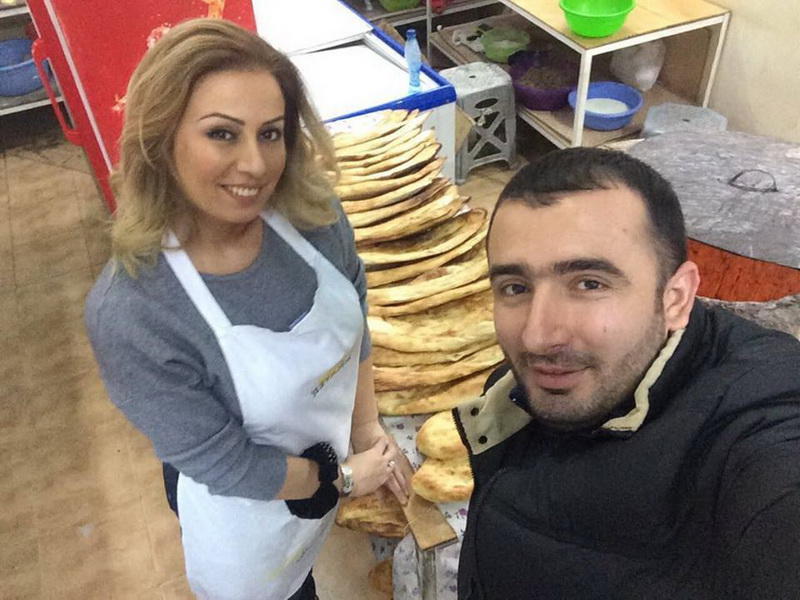 Ofisiant işləyən Roza Zərgərli