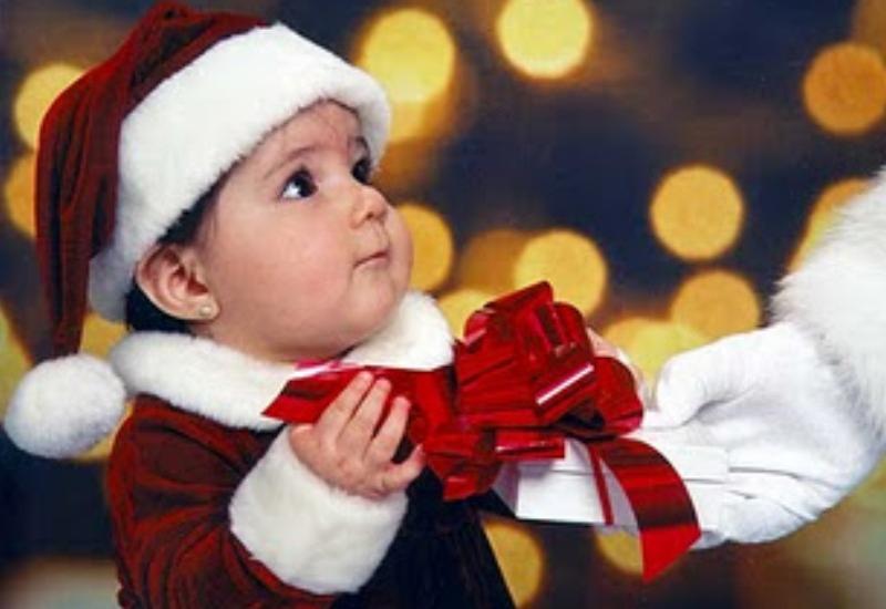 Yeni il hədiyyələri alan valideynlər,