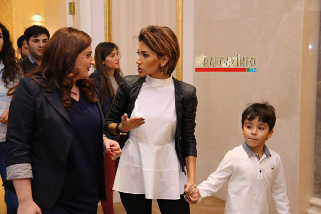 Müğənnilər övladları ilə bayram tədbirində