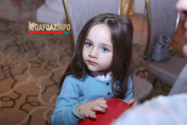 Müğənnilər övladları ilə bayram tədbirində