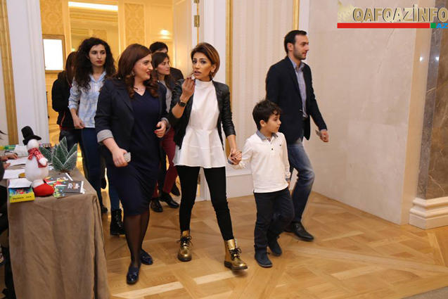 Müğənnilər övladları ilə bayram tədbirində