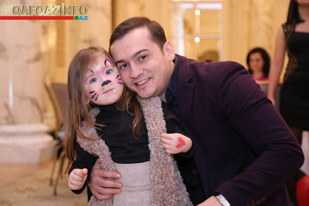 Müğənnilər övladları ilə bayram tədbirində
