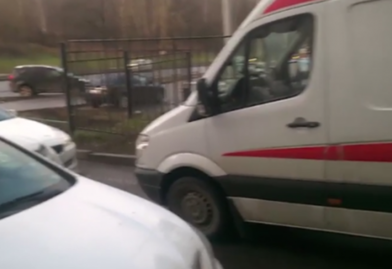 Водитель не пропустил "скорую" и получил по заслугам