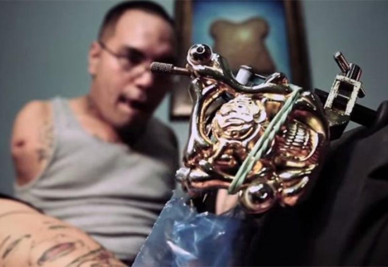 Единственный в мире тату-мастер, работающий ногами