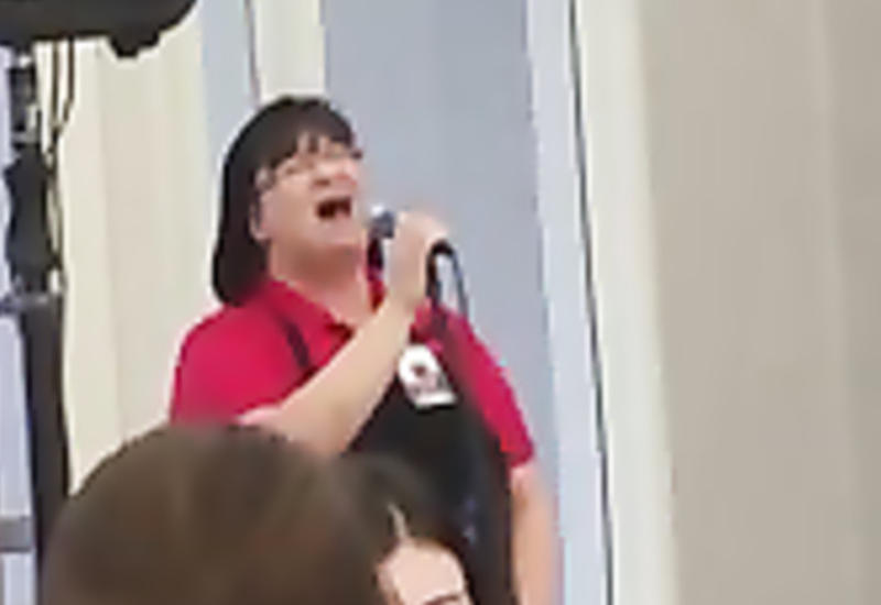 Этой женщине нужно срочно на шоу талантов