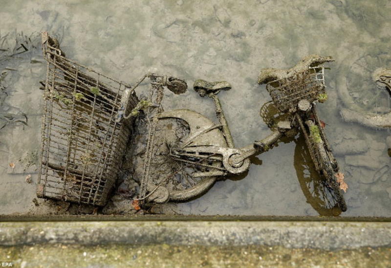 Французы осушили канал и обнаружили на дне невероятные находки