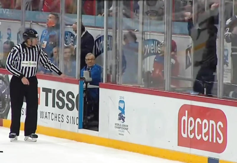 Российский хоккеист сломал руку арбитру