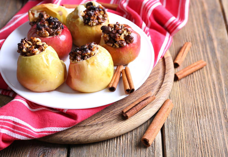 Печеные яблоки с медом и орехами