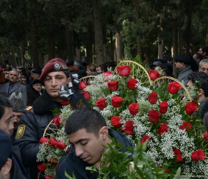 Zəlimxan Yaqub dəfn edildi