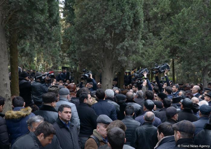 Zəlimxan Yaqub dəfn edildi