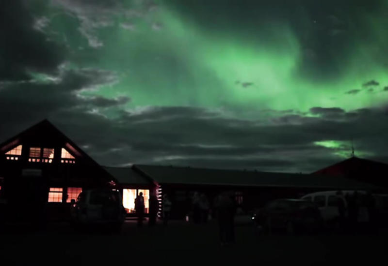 Невероятное северное сияние над Исландией