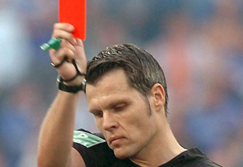 Судья пригласил футболистку на свидание прямо во время матча