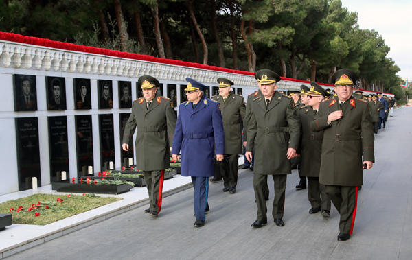 Müdafiə Nazirliyinin şəxsi heyəti Şəhidlər xiyabanında