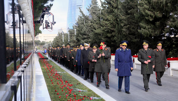 Müdafiə Nazirliyinin şəxsi heyəti Şəhidlər xiyabanında
