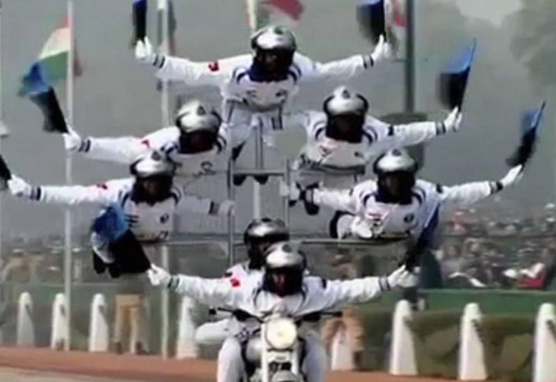 Индийские пограничники исполнили трюки на мотоциклах