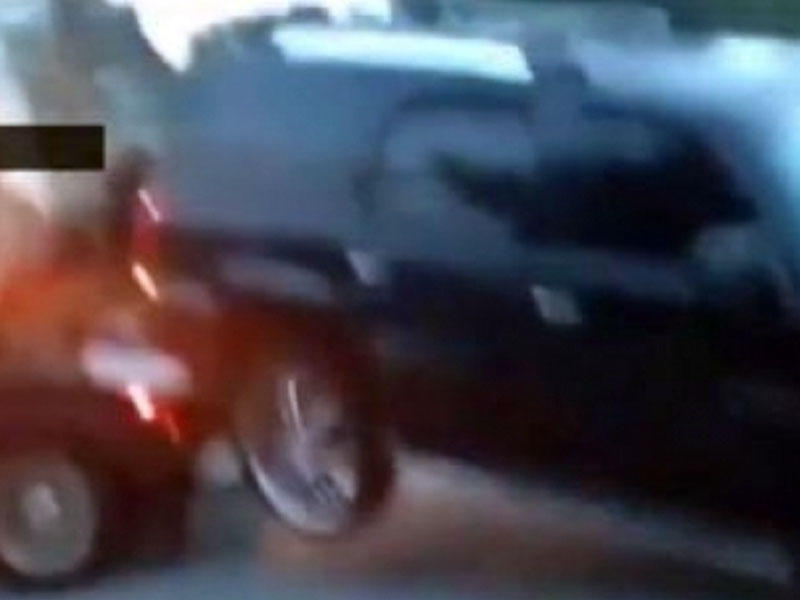 Polislə dava edən qadın sürücü