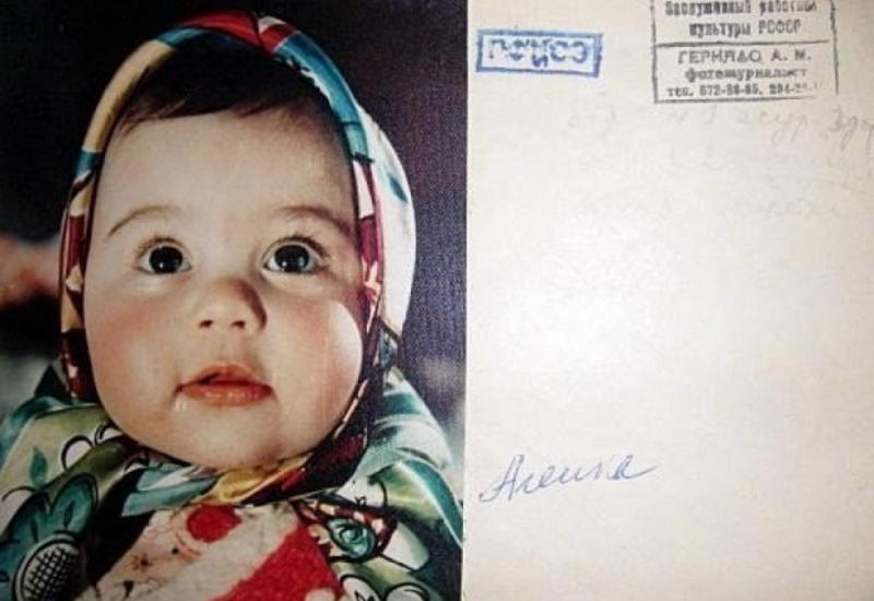 Девочка с шоколада "Аленка" реальна. Вот, как она выглядит