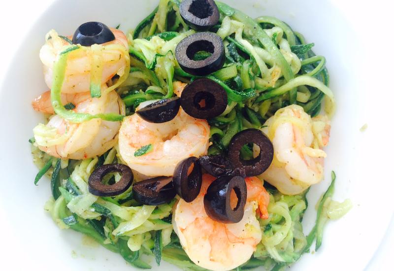Спагетти из цукини с креветками и маслинами - Пошаговый рецепт