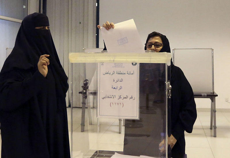 Bələdiyyəyə seçilən qadınlara kişilərlə oturmaq haram elan edildi