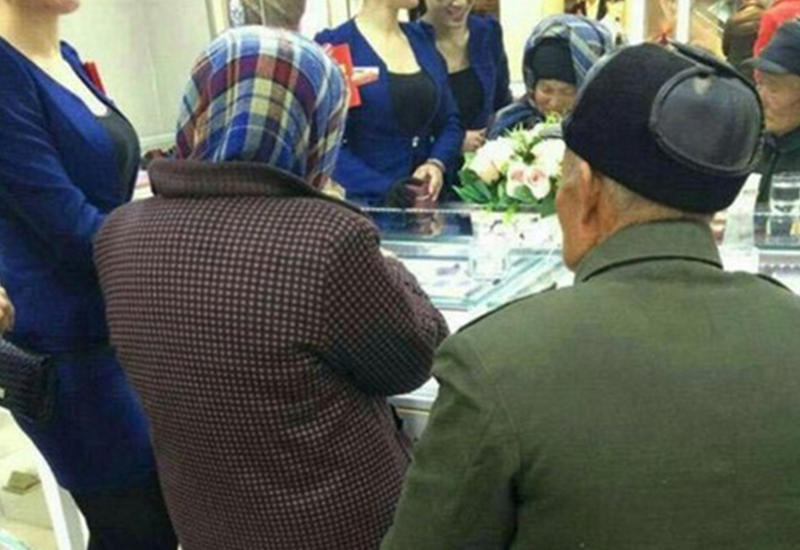 Сначала эта странная парочка зашла в ювелирный магазин, а затем… началось волшебство!