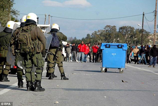 Yunan adası miqrantlara qarşı çıxdı