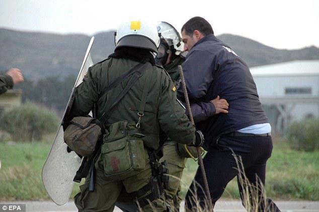 Yunan adası miqrantlara qarşı çıxdı