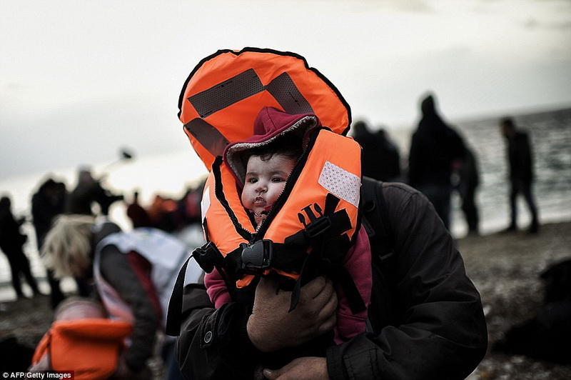 Bu adaya miqrantlar sel kimi axışır