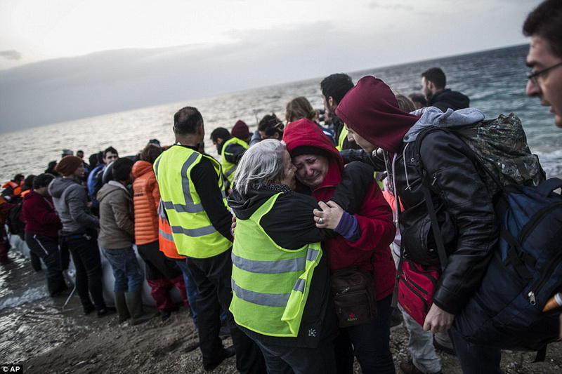 Bu adaya miqrantlar sel kimi axışır