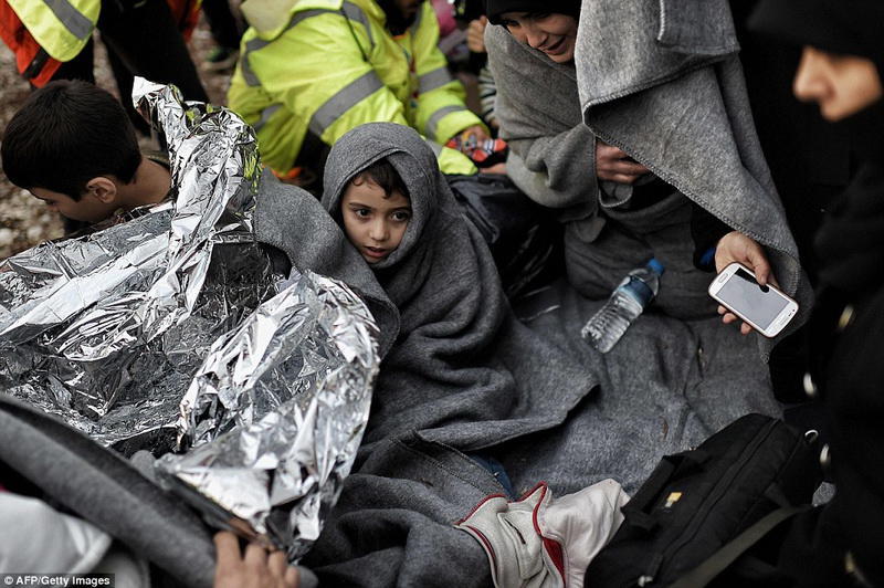 Bu adaya miqrantlar sel kimi axışır