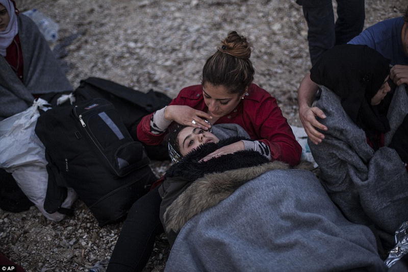 Bu adaya miqrantlar sel kimi axışır