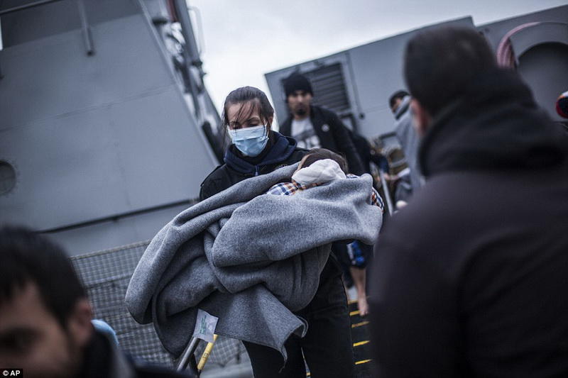 Bu adaya miqrantlar sel kimi axışır