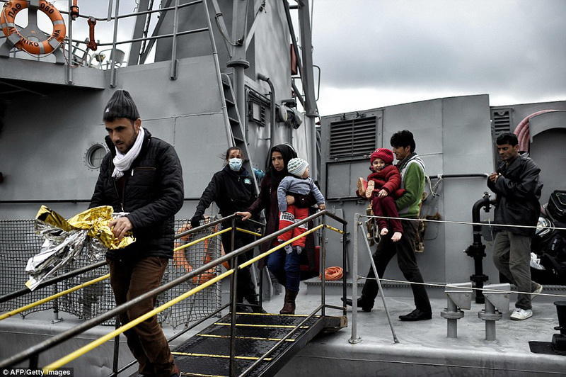 Bu adaya miqrantlar sel kimi axışır