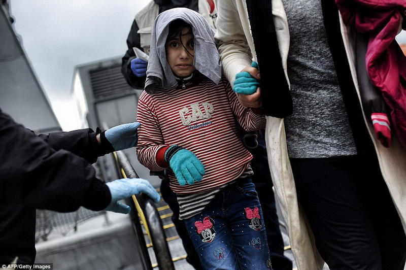 Bu adaya miqrantlar sel kimi axışır