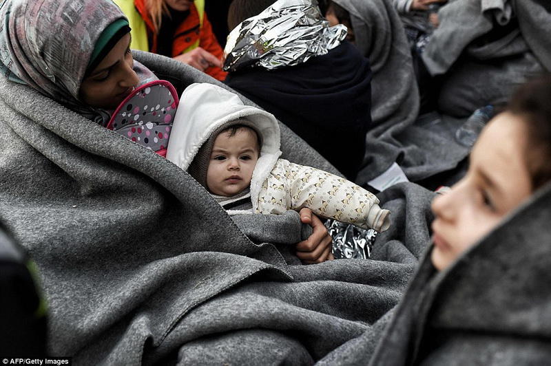 Bu adaya miqrantlar sel kimi axışır