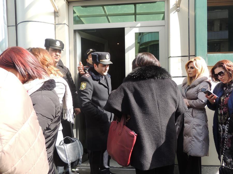 İlhamə Quliyevanın evinin qarşısından