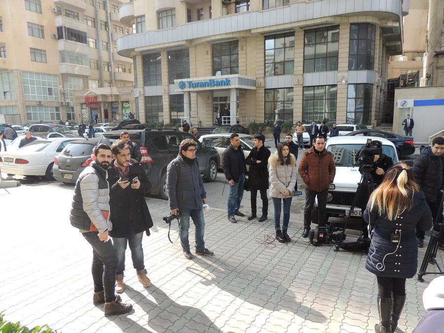 İlhamə Quliyevanın evinin qarşısından