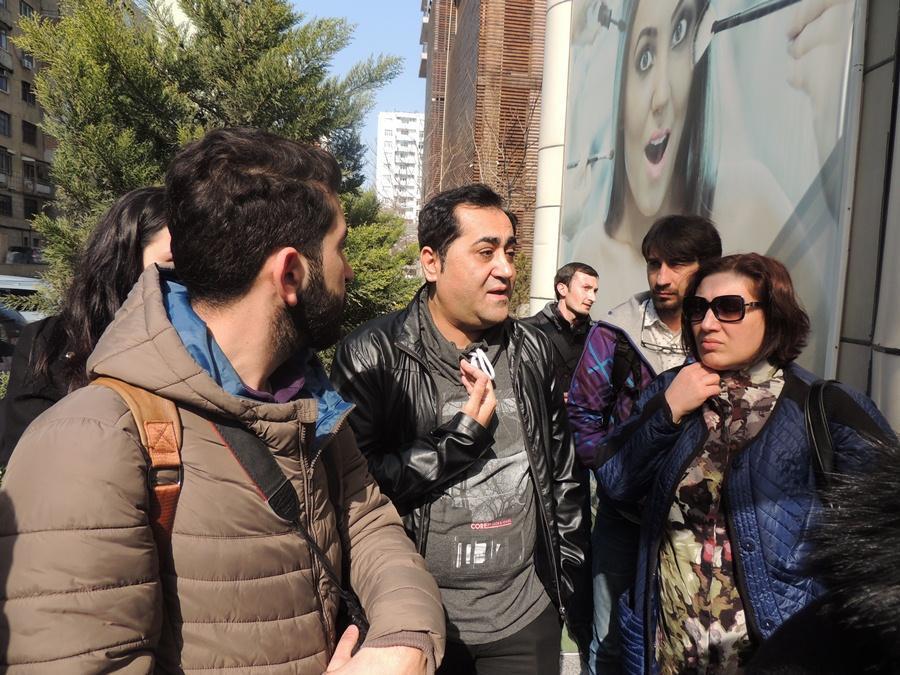 İlhamə Quliyevanın evinin qarşısından