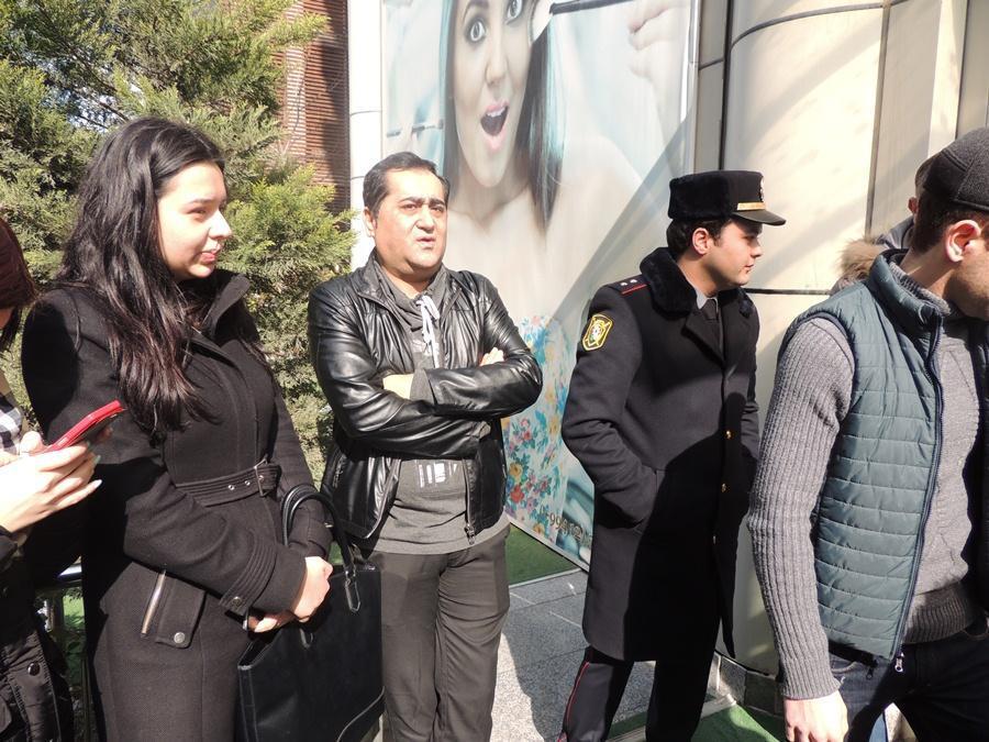 İlhamə Quliyevanın evinin qarşısından