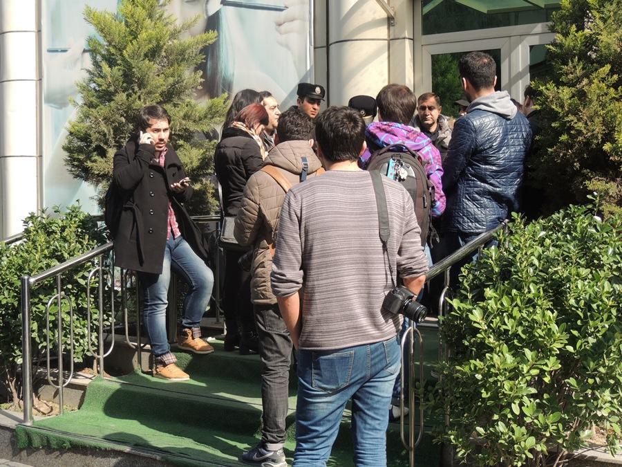 İlhamə Quliyevanın evinin qarşısından