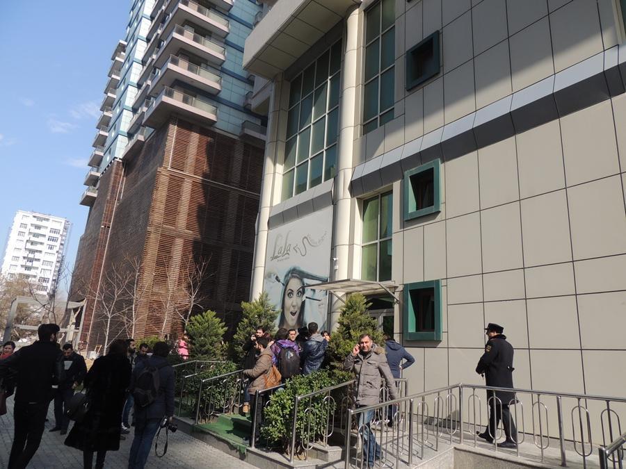 İlhamə Quliyevanın evinin qarşısından